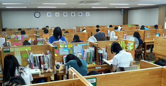 ▲ 무더위 속에서 공부에 매진하고 있는 호서고 3학년 학생들.