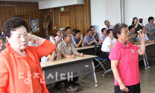 ▲ 대한노인회 회원들이 한궁대회에 참여해 실력을 겨뤘다.