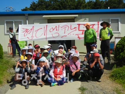 당진엠코타운 공사현장에서 근무 중인 일용직 노동자들이 인건비를 보장하라며 농성을 진행하고 있다.