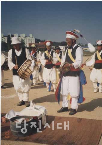 ▲ 제사를 지내는 모습.