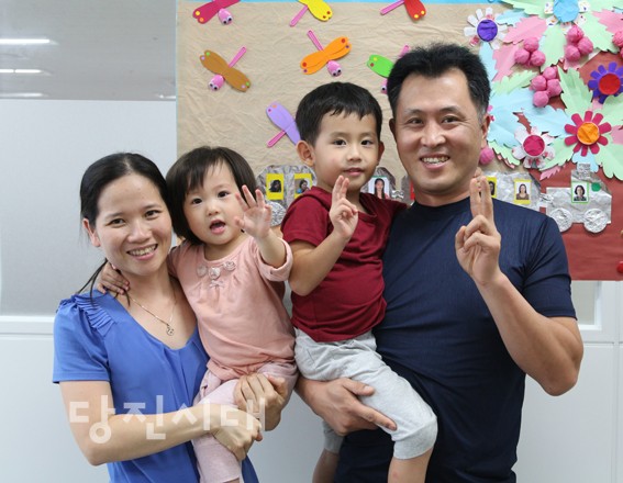 ▲ (왼쪽부터) 베트남 출신 결혼이주여성 이유경 씨, 딸 은영(3), 아들 기필(5), 남편 한상범 씨