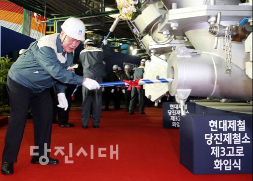 ▲ 현대차그룹 정몽구 회장이 화입식을 진행하고 있다.