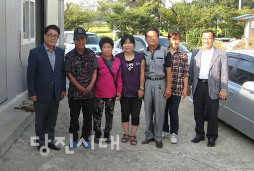 ▲ 화재로 집을 잃은 엄순호 할머니와 가족들이 지역민의 관심에 힘입어 지난 24일 희망하우스에 입주할 수 있게 됐다.