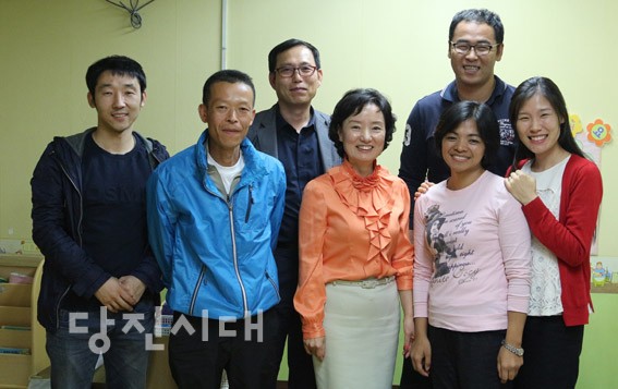▲ 당진영어클럽 회원들의 모습. (왼쪽부터) 함완성·조의형·이상우·윤미향·미아(원어민 교사)·김한수·구보리 씨