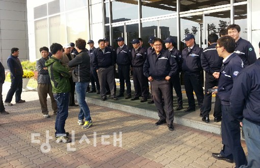 ▲ 당진지역 내 건설장비 임대업자들이 지난달 24일 현대건설에 대한 정산을 요구하기 위해 현대제철을 방문했지만 출입이 허용되지 않았다.