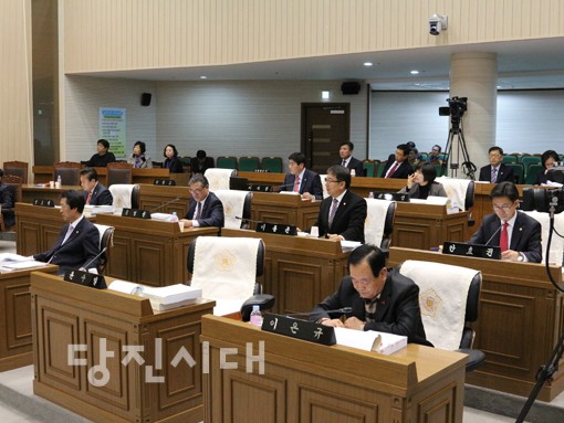 해당 현장의 모습. 윤수일 의원 자리가 비어있다.