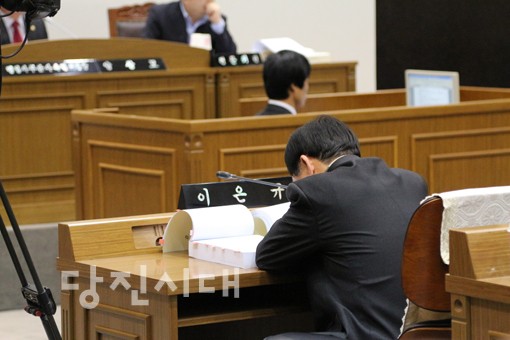 점심시간 이후 쏟아지는 졸음을 쫓지 못하고 이은규 의원이 졸고 있다.