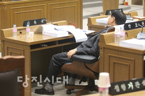오래동안 이어지는 감사에 피곤했던지 이은규 의원이 의자에 기대어 있다.