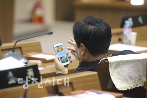 윤수일 의원이 스마트폰으로 행감과 상관없는 ‘복날’에 대한 검색을 하고 있다.