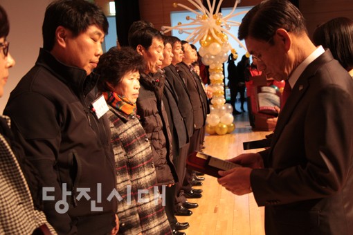 ▲ 이철환 시장이 2013이웃돕기 유공자 표창대상자에게 표창장을 전달하고 있다.