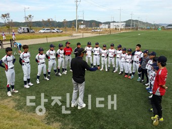 당진시유소년야구단의 훈련 모습과 단체사진