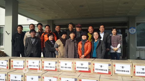 ▲ 면천사랑봉사회 회원들이 지난 13일 지역 어르신들을 위한 물품을 전달하기에 앞서 기념사진을 찍고 있다.