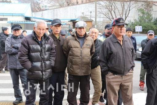 ▲ 1. 현대제철 투기장 호안 설치를 위한 주민설명회가 있던 지난 16일 송산종합사회복지관 앞에 모인 주민들이 설명회장 입장을 거부하고 있다.