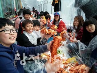 지난 13일 우강초등학교에서 김장담기를 실시했다.
