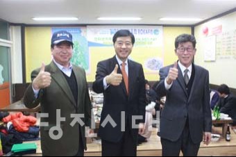(왼쪽부터)이운주 신임지회장, 공군 예비역 소장 박상문 씨, 조봉환 지회장이 기념사진을 촬영하고 있다.