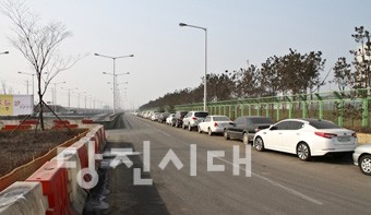 현대제철 당진공장 외각의 국도 38호선에 주차된 차량들.
