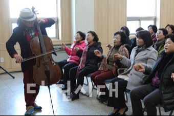 순성농협 교육장에서 힐링 첼리스트 이웃음 교수의 웃음치료 강의가 진행되고 있다.