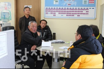현대제철 인근마을 환경대책위원회 임원들과 대전대 김선태 교수, 대전충남시민환경연구소 최충식 소장이 지난 23일 현지답사 전 대화를 나누고 있다.