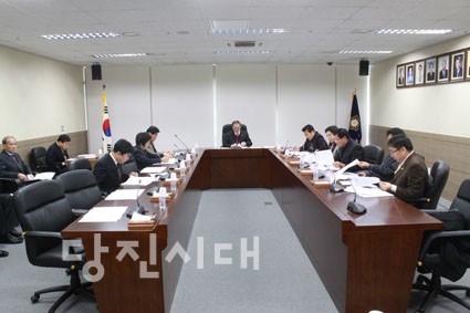 ▲ 당진시의회 의원출무일에서 시의원들이 기획예산담당관, 안전행정과, 도로과, 농업기술센터 등 4개 실과의 당면업무를 보고 받고 있다.