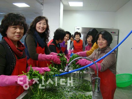 ▲ 자원활동봉사회가 독거노인 160가정에게 전달할 밑반찬을 만들고 있는 모습.