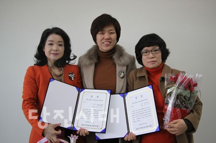 ▲ (왼쪽부터) 대한적십자봉사회 당진지구협의회 김진옥 총무, 자원봉사센터 김봉운 센터장, 해나루시민학고 문운재 교사