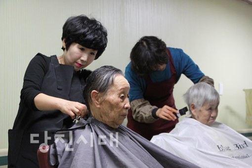 지난 21일 송악실버프리에서 머리사랑봉사단이 봉사를 진행했다.