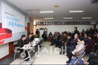 지난 16일 진행된 합덕읍 순방에서 이철환 시장이 주민들의 의견을 청취하고 있다.