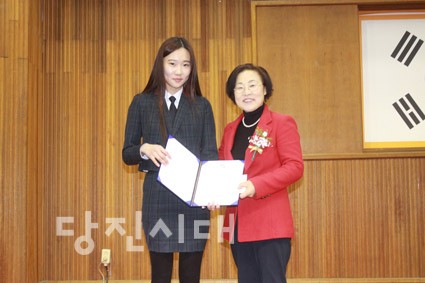 ▲ 당진시여성단체협의회 양기림 부회장이 지난 6일 정보고등학교 졸업식에서 김수빈 학생에게 장학금 30만 원과 미래의 여성상을 전달하고 있다.