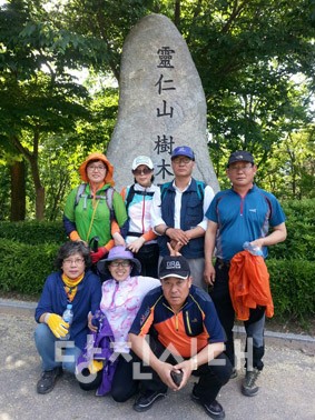 ▲ 친목도모를 위해 영인산을 함께 등산한 세한대 야간대학 학생들.