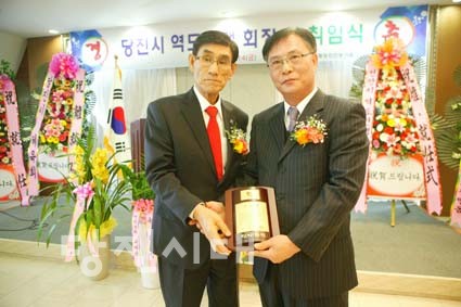 ▲ 당진시역도연맹 전용배 이임회장이 이철환 시장에게 공로패를 전달받고 있다.