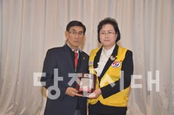 ▲ 대한적십자사 당진지구협의회 회장 이·취임식에서 황선숙 이임회장이 이철환 시장에게 감사패를 받고 있다.
