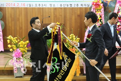 ▲ 지난 16일 열린 신·구회장 이취임식에서 윤명수 이임회장이 이규철 신임회장에게 연합회기를 전달하고 있다.