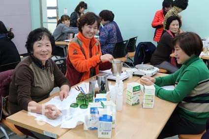 당진시농업기술센터 교육관에서 진행하고 있는 청삼 화장품 만들기 수업 참가자들의 모습.