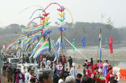▲ 봉죽기와 뱃기를 올리는 행렬의 모습.