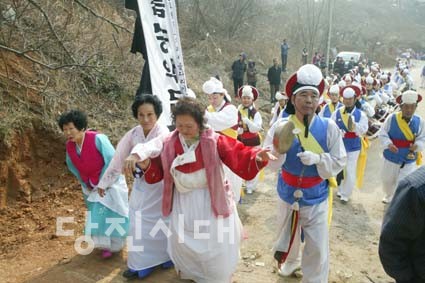 ▲ 풍물을 울리고 있는 해오름 농악단.