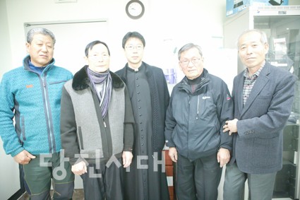 ▲ (왼쪽부터) 신태수 베드로, 장계상 베드로, 김성태 신부, 김규한 베드로, 이웅규 그레고리오
