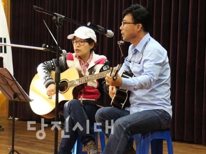▲ (사)한국생활음악협회 당진지부 회원들이 찾아가는 음악회에서 공연을 하고 있다.