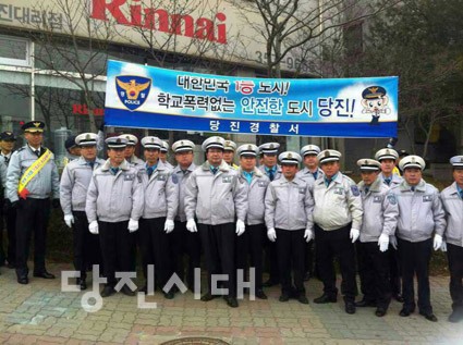 ▲ 모범운전자회 당진시지회가 행사를 마치고 단체사진을 촬영하고 있다