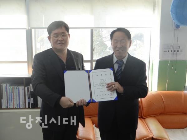 ▲ 전영택 교장과 황동연 교사