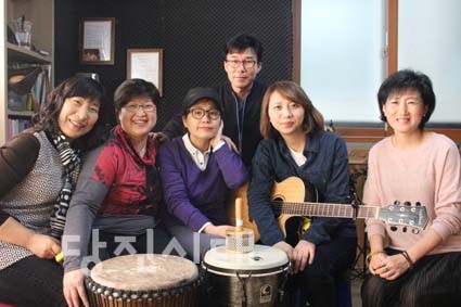▲ 지난 2일 모인 통기타 동아리 헤윰아라 회원들의 모습.