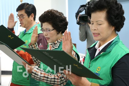 ▲ 박상념 회장, 이경자 회장, 천금자 회장이 결의문을 낭독하는 모습