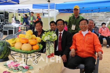 ▲ 한정초 총동문회 한마음축제에 참여한 원로 선배들이 후배들로부터 칠순잔치 상을 대접받았다.
