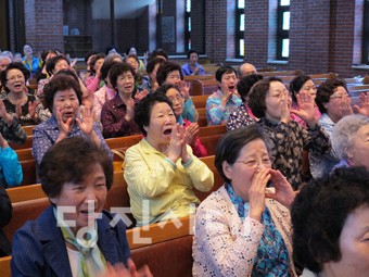 ▲ 지난 16일 가정의 달을 맞아 당진감리교회 대예배실에서 어르신잔치가 열렸다.