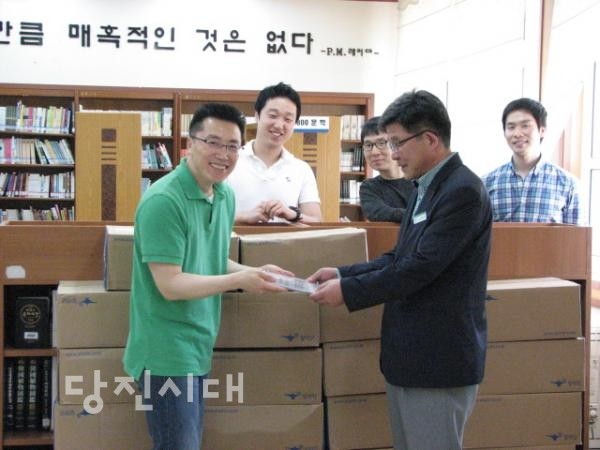 ▲ 지난달 29일 삼성디스플레이가 고산초에 1000만 원 상당의 도서를 지원했다.