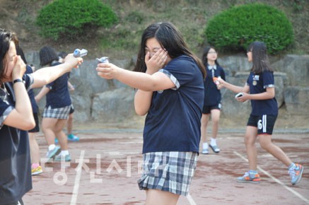 ▲ 운동경기 후 물놀이 하고 있는 당진중학교 2학년 4반·6반 아이들의 모습.