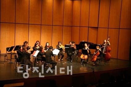 ▲ 당진문예의전당에서 공연하고 있는 당진스트링앙상블 단원들의 모습.