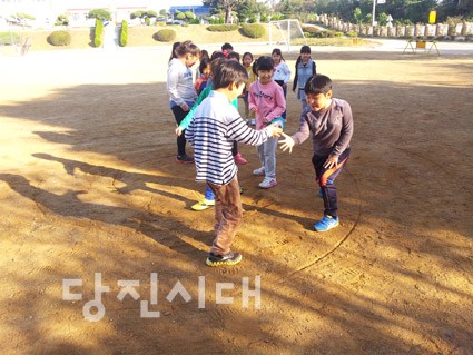 달팽이 놀이는 안쪽과 바깥쪽에서 각각 출발한 팀이 서로 만나면 가위바위보를 해 한 발씩 앞으로 나가며 양 진영의 끝에 있는 달팽이 집을 먼저 밟는 팀이 이기는 게임