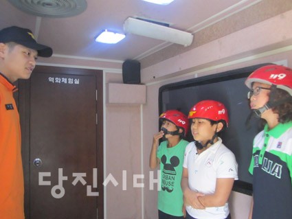 화재 진압 시연을 하고 있는 모습