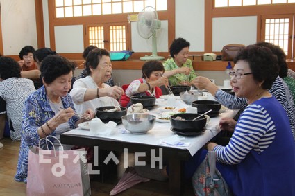지난달 30일 영탑사 총신도회에 참석한 신도들이 점심을 먹고 있다.