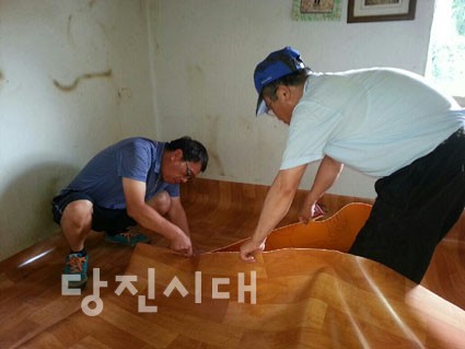 당진시전기공사협의회에서 가정형편이 어려워 전기 공사가 필요한 두 가정을 선정해 재능을 나누는 봉사를 진행했다.